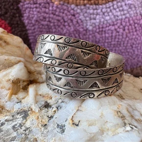 Sterling Silver earrings with southwestern design - Picture 4 of 12